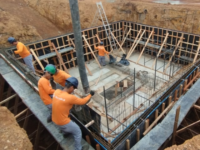 Montagem de armação e sistema de escoramento de formas para concretagem de poço ou tanque enterrado.