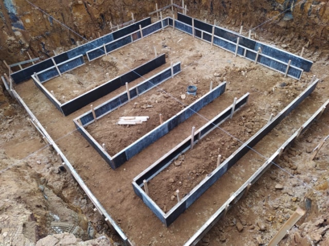 Detalhe das formas de madeira e gabarito preparados para a concretagem das vigas de fundação.