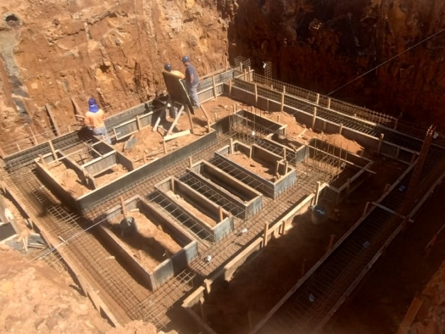 Execução de fundações e armação de paredes de contenção com formas de madeira em obra da Tecnika Engenharia.