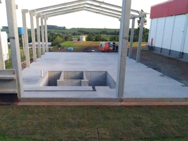 Piso de concreto industrial nivelado dentro de galpão com estrutura pré-moldada em Chapecó